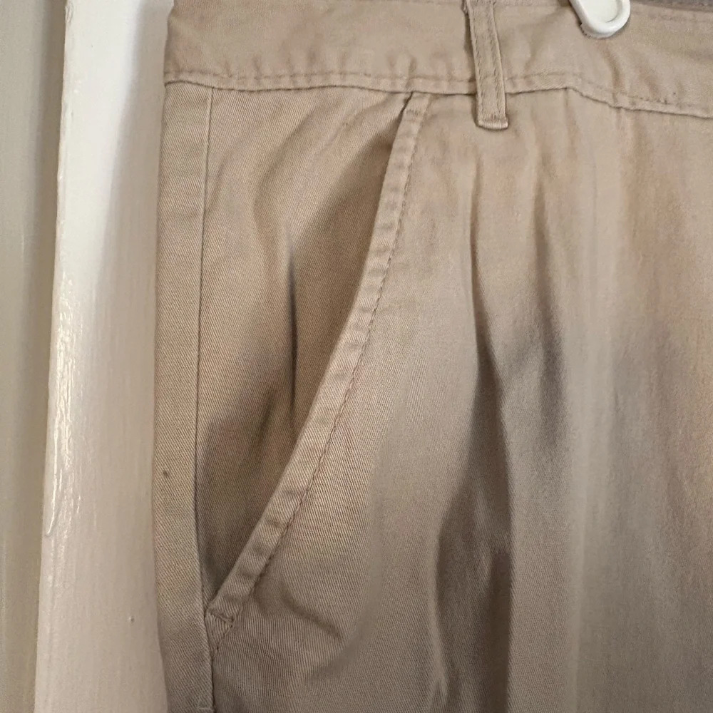 Old Navy Women’s Bootcut Khaki Pants - Picture 4 of 7